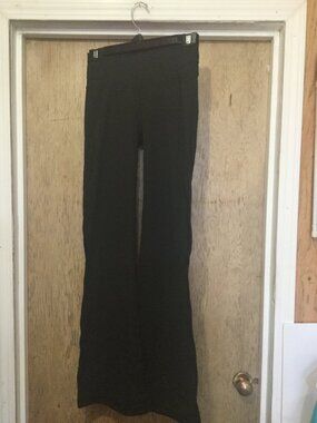 Lululemon flair leg pants black in color size 6 excellent like new condition